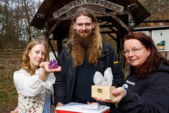 Freilichttheater Waldenburg probt wieder: Welches Stück wird dieses Jahr gezeigt? - Michelle Kießlig, Yves Groß und Susanne Susanne Schönfeld (von links) mit Kristallen, die diesmal wichtig werden.
