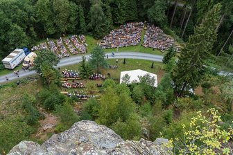 Freiluft-Gottesdienst am Röthelstein vorsorglich abgesagt - Mehrere hundert Christen sind jeweils bei den Freiluft-Gottesdiensten am Röthelstein dabei - hier zuletzt 2019.