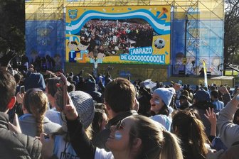 Freiluft-WM-Gucken in Buenos Aires - Fans auf der Plaza San Martin.