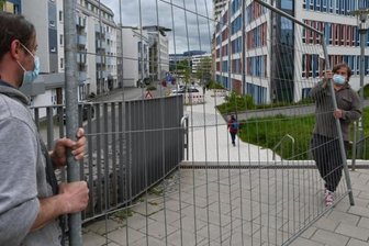 Freiluftgalerie am Bauzaun bei den Nachbarn vom Sonnenberg - Auf dem Sonnenberg hat am Mittwoch der Aufbau einer Freiluftgalerie begonnen, die die Dresdner und die Sonnenstraße in eine "Kulturhauptstraße" verwandelt. Rechts im Bild Projektleiter René Bzdok. 