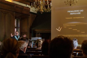 Freimaurer im Erzgebirge öffnen ihren Tempel – und enthüllen Geheimnisse - Freimaurer Olaf Rabe räumt während eins Vortrages im Schloss Schlettau mit Vorurteilen auf.