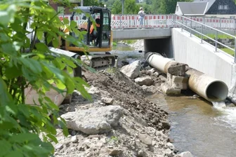 Freistaat baut nur an zwei Staatsstraßen - Mitarbeiter der Firma Hartmannbau aus Rechenberg-Bienenmühle sind bei den letzten Arbeiten am Neubau der Brücke über den Zethaubach in Mulda.