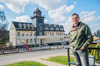 Freistaat bezuschusst Schulneubau in Neukirchen - Bürgermeister Sascha Thamm vor der ehemaligen Oberschule in Adorf, in der ein Teil der Grundschüler in Neukirchen aus Platzgründen unterrichtet wird. In der neuen Grundschule sollen alle Schüler gemeinsam lernen. Foto: Georg Ulrich Dostmann/Archiv
