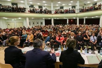 Freistaat hält an geplanter Erstaufnahme in Einsiedel fest - Blick vom Podium: Revierleiterin Mandy Kürschner, Moderator Pfarrer Stephan Brenner, OB Barbara Ludwig und Sachsens oberster Asylkoordinator Dirk Diedrichs (von links) vor mehreren Hundert Einsiedlern.
