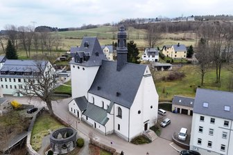 Freistaat Sachsen rückt Erzgebirgsstadt in dieser Woche in den virtuellen Mittelpunkt – Start mit einem Weltrekord - Schon vom Aussehen her unterscheidet sich die Ehrenfriedersdorfer Kirche von anderen.
