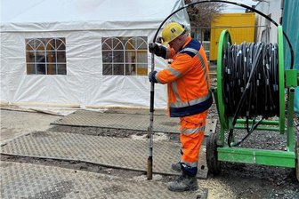 Freistaat Sachsen spült Millionen ins einstige Lugau-Oelsnitzer Steinkohlenrevier - Steffen Leopold, Vorarbeiter des Unternehmens Schachtbau Nordhausen, demonstriert, wie die sogenannte Injektionslanze zum Einbringen des Verpressmaterials in die Bohrung eingeführt wird. 