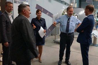Freistaat Sachsen steht zur Erweiterung der Raumfahrtausstellung im Vogtland - Ministerpräsident Michael Kretschmer (rechts) mit Alt-Bürgermeister Konrad Stahl, der Bundestagsabgeordneten Yvonne Magwas, Tobias Miethaner (links) und Bürgermeister Jürgen Mann (vorn).