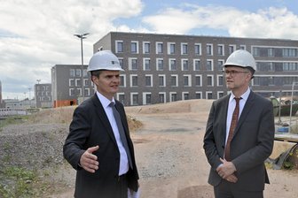 Freistaat Sachsen sucht für Zwickauer Gefängnisbaustelle einen Totalunternehmer – Was macht der überhaupt? - Falk Reinhardt (links) vom SIB im Gespräch mit Thüringens Staatssekretär Tobias Knoblich.