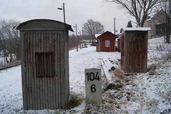 Freistaat-Touristiker prämieren Gunzener Bahnhofsprojekt - Der Haltepunkt Gunzen im Advent 2021. Der Kilometerstein 104/6 erinnert noch an die historische Linie Chemnitz-Aue-Adorf.