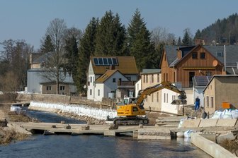 Freistaat treibt Hochwasserschutz voran - Flussabwärts rechtsseitig, ab etwa Hausnummer 19 der Freiberger Straße, entsteht eine rund 130 Meter lange Hochwasserschutzmauer.