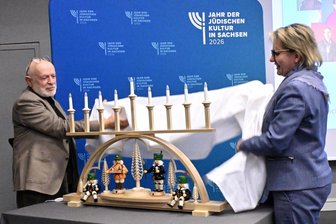 Freistaat will ein Jahr lang Tacheles reden: 2026 wird das „Jahr der jüdischen Kultur in Sachsen“ gefeiert - Ministerin Barbara Klepsch und Küf Kaufmann, Vorsitzender der Israelitischen Religionsgemeinde Leipzig, enthüllten die in Seiffen produzierte Chanukkia, den neunarmigen Leuchter, die das Jahr der jüdischen Kultur begleiten wird.