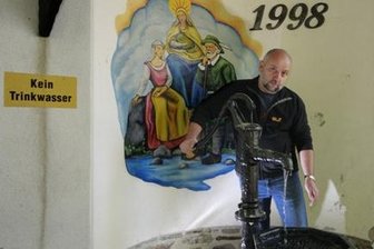 Fünf Jahrhunderte lang galt der "Gute Brunnen" zwischen Zwönitz und Affalter als Heilquelle. Wasser führt sie immer noch, wie Willi Kreutel mit seinem Pumpen beweist, aber trinken kann man es nicht mehr. 