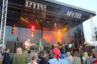 Freitagabend geht es los: 20 Bands beim Open Air in Oettersdorf - Kirsche & Co. aus Gotha rockt in Oettersdorf.