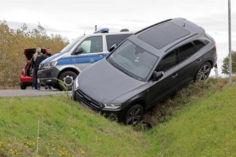 Freitagstraße bei Reinsdorf: Betrunkener Fahrer steuert Audi in den Graben - Am Sonntagnachmittag ist ein Audi-SUV von der Freitagstraße abgekommen und im Graben gelandet.