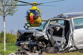 Freitagstraße in Reinsdorf: Überholverbot mehrfach missachtet - Innerhalb einer Stunde starben am 9. Mai auf der Freitagstraße zwei Personen bei Verkehrsunfällen.