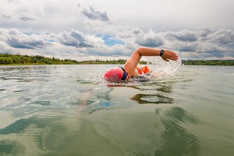 Freiwasserschwimmen in Sachsen: Wie eine PR-Beraterin ihren Frieden findet - Sieht anstrengend aus, ist für Gertrud Aringer aber Entspannung: Kraulen im Kies- und Badesee Pratzschwitz.