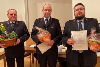 Freiwillige Feuerwehr Großvoigtsberg hat neue Leitung - Wehrleiter der FFW Großvoigtsberg ist jetzt Eric Müller (r.), Eric Hofmann sein Vize. Bisheriger Wehrleiter war Thomas Franz (l.).
