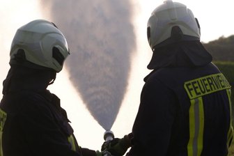 Freiwillige Feuerwehr: Immer auf Abruf für wenige Euro - Feuerwehrleute sind engagierte Helfer in vielen Notsituationen.