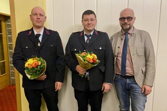 Freiwillige Feuerwehr Jocketa: Das ist das neue Führungsduo - Die Feuerwehr-Chefs: Mirko Demmrich (von links) und Björn Rödel mit Bürgermeister Erik Jung.