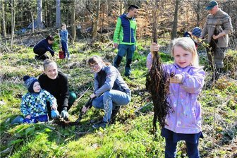 Freiwillige in Bobritzsch-Hilbersdorf und Freiberg pflanzen Tausende Bäume - Steffi Freund mit Sohn Gustav (3) und Sally Bier mit Tochter Renée (6) hatten bei schönstem Frühlingswetter in Oberbobritzsch Freude an der Arbeit. 