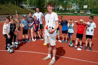 Freiwilligendienst in Rochlitz: Wie Josh Brückner den Alltag der Hortkinder bereichert - Josh Brückner absolviert ein freiwilliges soziales Jahr im Hort St. Nikolaus in Rochlitz. Hier betreut er ein Fußballprojekt.