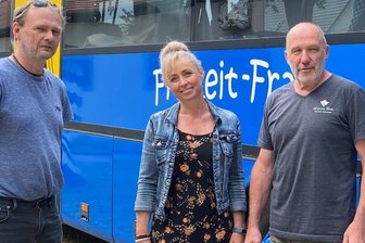 Klaus Mende (l.), Chef des Freizeitzentrums Mittweida freut sich, dass er eine neue Besatzung für den Freizeit-Franz gefunden hat. Silke Hermer betreut die Kinder und Thomas Kluge (r.) fährt den Bus.