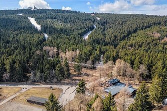 Freizeitangebot für Familien am Fichtelberg soll wachsen - Am Waldeck in Oberwiesenthal am Fuße der Himmelsleiter-Abfahrt befindet sich der Startpunkt vom Fichtelchen-Erlebnispfad. Der kleine Kinderwanderweg soll erneuert und um eine größere Runde ergänzt werden.