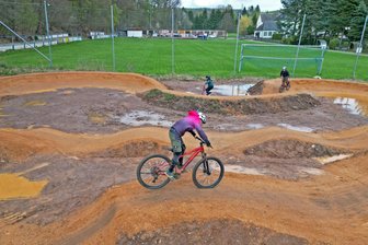 Freizeitangebot für Rad- und Ballsportler: Mülsener Verein modernisiert seinen Sportplatz - Kaum modelliert, schon genutzt: die neue Pump-Track-Strecke am Ortmannsdorfer Sportplatz.