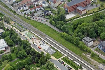 Freizeitanlage in Meerane bleibt rund um die Uhr geöffnet - Der Blick aus der Vogelperspektive: Direkt neben der Bahn entsteht die neue Freizeitanlage. Der Pumptrack als oberstes Element kann bereits seit der vergangenen Woche genutzt werden. 