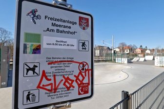 Freizeitanlage in Meerane: Sperrstunde gilt ab 21.30 Uhr - Blick zur Freizeitanlage in Meerane: Die Öffnungszeiten an den Schildern wurden korrigiert. Die Nutzung ist zwischen 8 und 21.30 Uhr möglich.