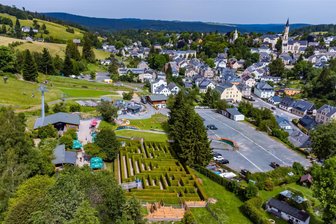 Freizeitattraktion im Erzgebirge wächst: Das erwartet Besucher 2025 bei Wurzelrudi in Eibenstock - Wurzelrudis Erlebniswelt in Eibenstock, vorn der Irrgarten. Von diesem Punkt aus fährt auch der Sessellift hinauf auf den Adlerfelsen.