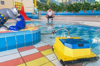 Freizeitbad Aqua Marien in Marienberg öffnet wieder - Vorfreude gepaart mit neuen Sorgen - Die finalen Vorbereitungen laufen auf Hochtouren, damit das Aqua Marien am Donnerstag öffnen kann. Lucas Vogel bedient per Fernsteuerung einen Roboter, der den Beckenboden reinigt.