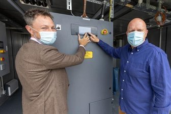 Freizeitbad Greifensteine bereitet Start vor - Ein neues Blockheizkraftwerk ist für das Freizeitbad Greifensteine in Betrieb gegangen. Im Bild: Geschäftsführer Markus Kothe (rechts) und Kai Aschermann, Vorstand der Stadtwerke Annaberg-Buchholz.