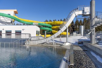 Freizeitbad im Erzgebirge: Mann berührt Mädchen (11) beim Rutschen unsittlich - Auf einer Rutsche im Freizeitbad Geyer soll ein bislang unbekannter Mann ein elfjähriges Mädchen mehrfach unsittlich berührt haben.