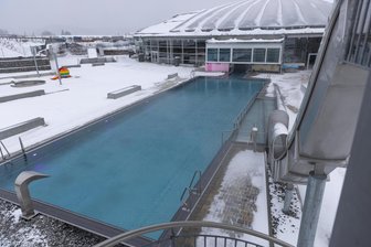 Freizeitbad im Erzgebirge öffnet neues Becken für Besucher: Weiterer Millionenzuschuss bewilligt - Etwa 9,1 Millionen Euro sind in neue Becken und Rutschen am Freizeitbad Greifensteine bei Geyer investiert worden. Seit Freitag kann auch ein neues Außenbecken von Besuchern genutzt werden.