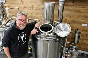 Freizeitbrauer laden zu Craftbeermarkt nach Eibenstock ein - Daniel Weidlich in der Brauerei, wo das Ybnstocker hergestellt wird.