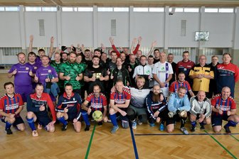 Freizeitfußball: Schneeberger Gastgeber und Titelverteidiger erwischt gebrauchten Tag - Beim Turnier um den 29. Otto-Hallenwanderpokal jagten sieben Mannschaften dem runden Leder nach.