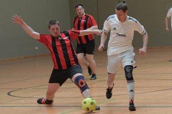 Freizeitfußballer aus dem Erzgebirge eröffnen die neue Saison - Das Freizeitturnier in Eibenstock – hier Lukas Ehmig (links) vom FC Ramazzotti aus Annaberg und Alexander Lammel von den „Ottos“ aus Schneeberg – erlebt seine 35. Auflage.