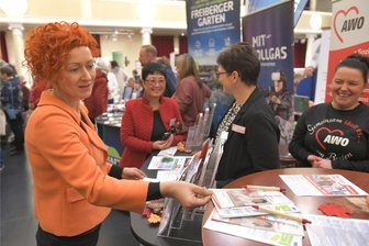 Freizeitmesse 50 plus im Tivoli Freiberg entpuppt sich erneut als Besuchermagnet - Kristin Keilig von der Arbeiterwohlfahrt am Forstweg beriet Besucherinnen zu den Angeboten.