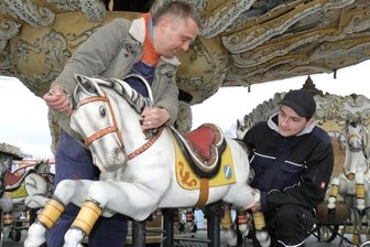 Freizeitpark öffnet diesmal pünktlich - Mario Sommer (links) und Tom Spitzner bei letzten Arbeiten am Pferdekarussell, dessen Boden in der Winterpause komplett erneuert worden ist. Es dreht mit 40 Pferden und zwei Kutschen seine Runden.