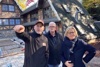 Freizeitpark Plohn beeindruckt Gast mit Ideen, Kreativität und Liebe zum Detail - Die Geschäftsführer Jan Völkel (l.) und Lutz Müller führten Tourismusministerin Barbara Klepsch durch den Park. Hier zeigt Völkel auf die Felskulissen für die Wild-Swing-Riesenschaukel, die im Frühjahr 2025 eröffnet werden soll.