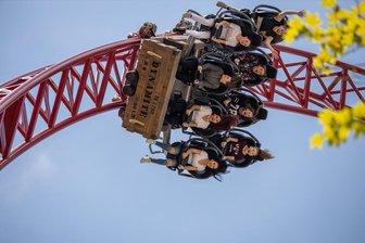 Freizeitpark Plohn darf erstmals seit zwei Jahren pünktlich öffnen - zwei Neuheiten in Vorbereitung - Rasante Loopings warten auf der "Dynamite"-Achterbahn.