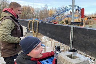 Freizeitpark Plohn: Die Weltneuheit wächst dem Saisonstart entgegen – worauf es jetzt ankommt - Bau am Bahnhof der Weltneuheit. Das machen natürlich Lokalmatadore – hier die Plohner Zimmerei Scheibe mit den Gesellen Tobias Schmidt (hinten) und Erik Brenner.