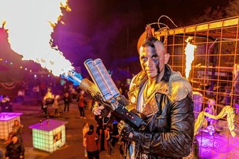 Freizeitpark Plohn feiert Halloween mit Freakshow und Mais-Labyrinth - Mit Flammenwerfer in der Dunkelheit: Vigor begrüßt die Grusel-Fans von seinem Thron auf dem Horrorschrottplatz aus. Die Zone 22, ein Extra-Bereich des Freizeitparks Plohn, wartet mit neuen Attraktionen auf.