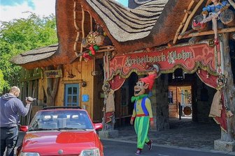 Freizeitpark Plohn im Vogtland öffnet ab 3. Juni mit eigenem Testzentrum - Bevor der Freizeitpark Plohn endlich seine Pforten öffnen darf, nutzte Park-Maskottchen Plohni alias Sebastian Fischer die Gelegenheit zu einer Werbefahrt mit einem roten Opel Kadett E Cabriolet.
