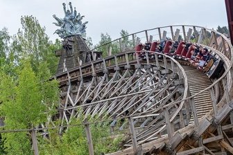 Freizeitpark Plohn in neue Saison gestartet - Trotz coronabedingter Verspätung ging es beim Saisonbeginn im Freizeitpark Plohn am Mittwoch durchaus rasant zu.