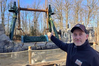 Freizeitpark Plohn: Neue Riesenschaukel verspricht Bauchkribbeln - Jan Völkel präsentiert die neue Attraktion für 2025: den zwölf Meter hohen Wild Swing.