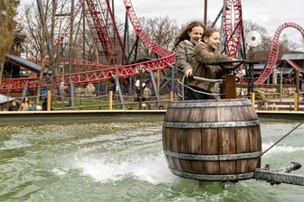 Freizeitpark Plohn: Verheißungsvoller Saisonstart und neuer Jet-Ski-Spaß - Neue Attraktion im Freizeitpark Plohn. Luna (vorn) und Julie hatten beim ersten Test des Jet-Ski-Karussells viel Spaß. Im Hintergrund die Achterbahn Dynamite, von der in regelmäßigen Abständen Begeisterungsrufe herüber zum Parkteich dringen. Beim Jet-Spaß kann der Lenker der Gondel deren Geschwindigkeit selbst bestimmen.