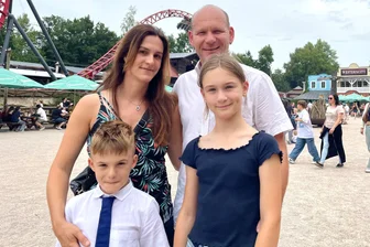 Freizeitpark statt Familienparty: Warum diese Familie aus Gera den Schulanfang von Till (6) in Plohn feiert - Till, Mutti Sarah Strobel, Papa Mike Strobel und Schwester Annika im Freizeitpark Plohn.