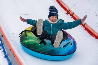 Freizeitparks im Winter: Viel Bewegung im Erlebnis-Dorf und Sonnenlandpark - Die Rutschbahn im Sonnenlandpark Lichtenau sorgt auch im Winter für Spaß.
